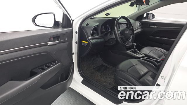 Hyundai AVANTE 2017 — photo 13