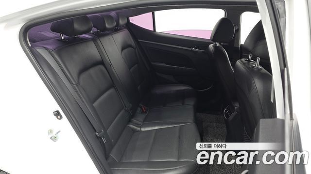 Hyundai AVANTE 2017 — photo 17