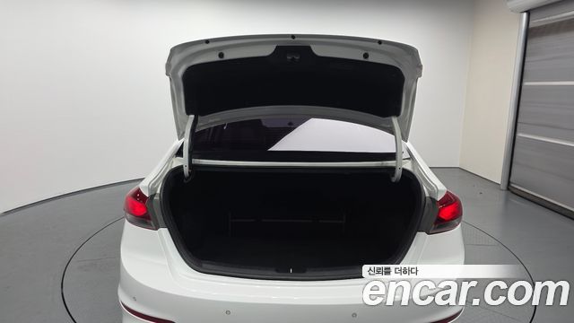 Hyundai AVANTE 2017 — photo 26