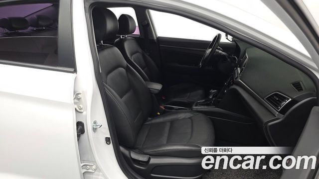 Hyundai AVANTE 2017 — photo 16