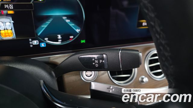 Mercedes-Benz E-Class 2021 — photo 12