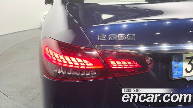 Mercedes-Benz E-Class 2021 — photo 9