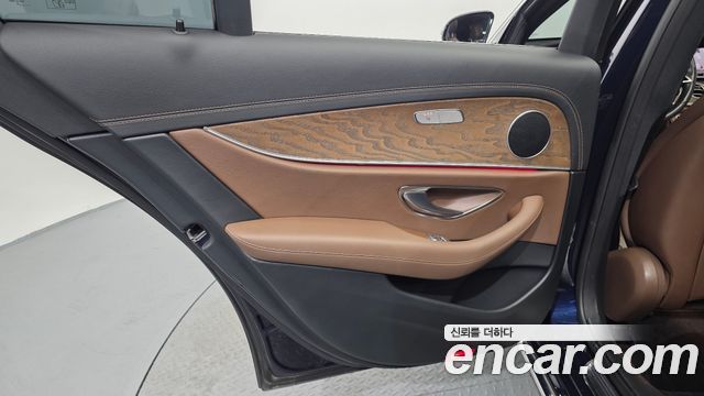 Mercedes-Benz E-Class 2021 — photo 15