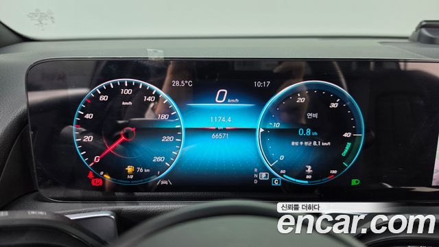 Mercedes-Benz GLB-Class 2021 — photo 11