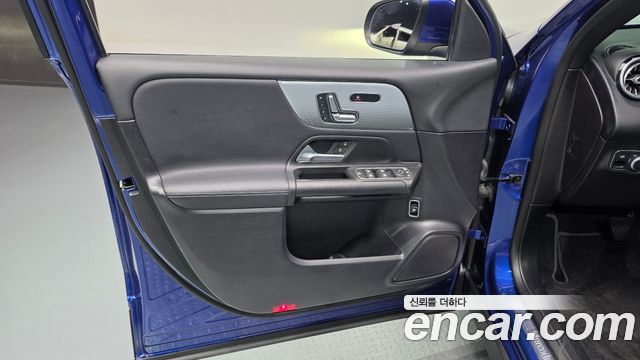 Mercedes-Benz GLB-Class 2021 — photo 14