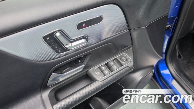 Mercedes-Benz GLB-Class 2021 — photo 29
