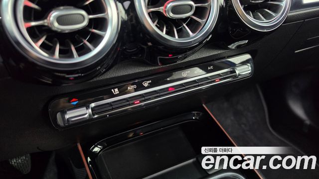 Mercedes-Benz GLB-Class 2021 — photo 30