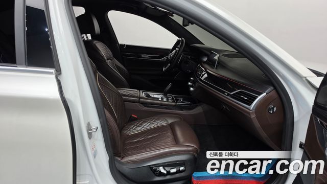BMW 7-Series 2021 — photo 11