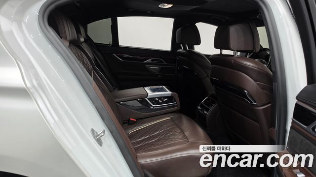 BMW 7-Series 2021 — photo 12