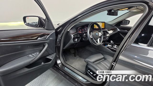 BMW 5-Series 2023 — photo 10