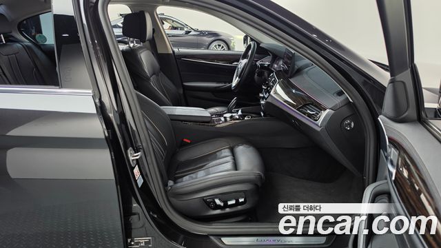 BMW 5-Series 2023 — photo 11
