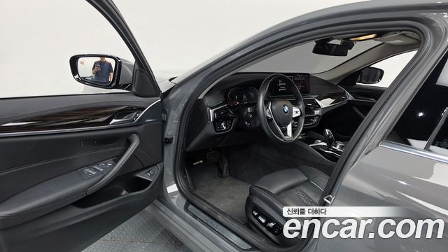 BMW 5-Series 2022 — photo 10