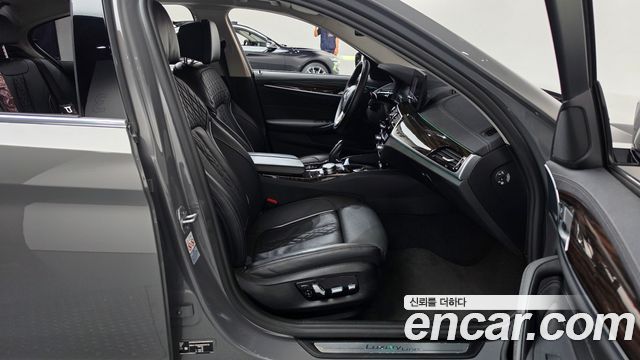 BMW 5-Series 2022 — photo 11