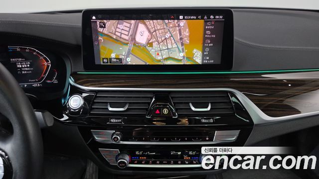 BMW 5-Series 2022 — photo 14