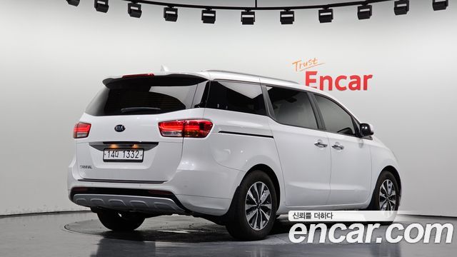 Kia Canival 2015 — photo 2