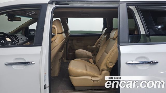 Kia Canival 2015 — photo 17
