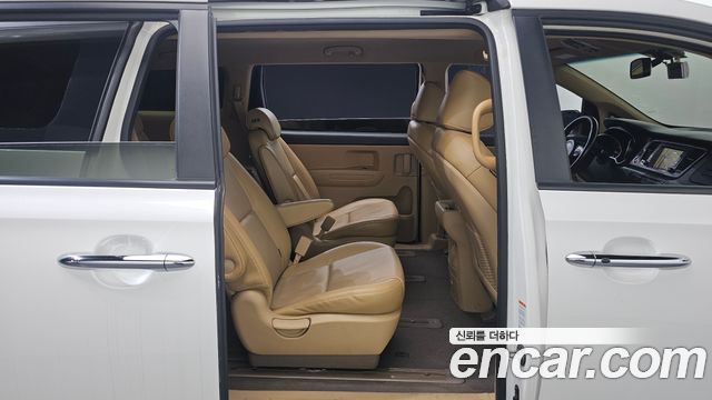 Kia Canival 2015 — photo 18