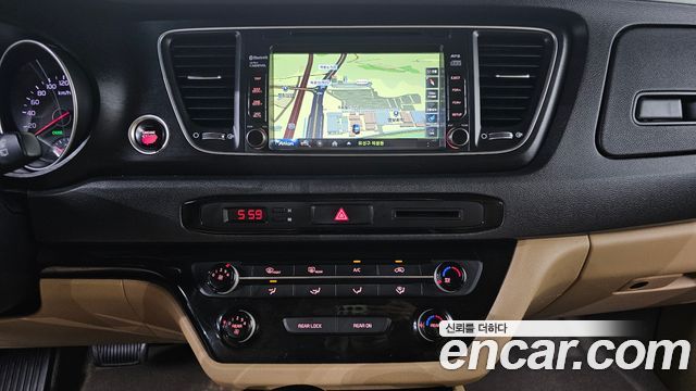 Kia Canival 2015 — photo 19