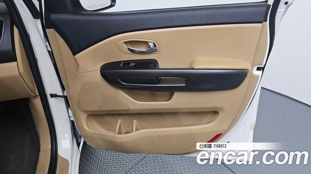Kia Canival 2015 — photo 15