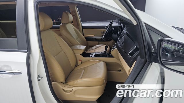 Kia Canival 2015 — photo 16