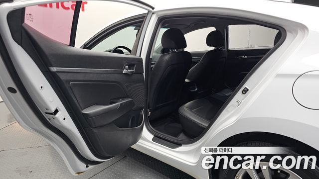 Hyundai AVANTE 2019 — photo 12