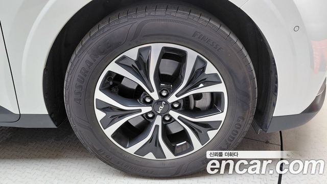 Kia Canival 2023 — photo 7
