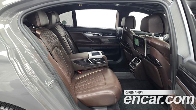 BMW 7-Series 2021 — photo 12