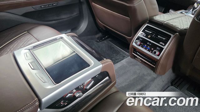 BMW 7-Series 2021 — photo 18