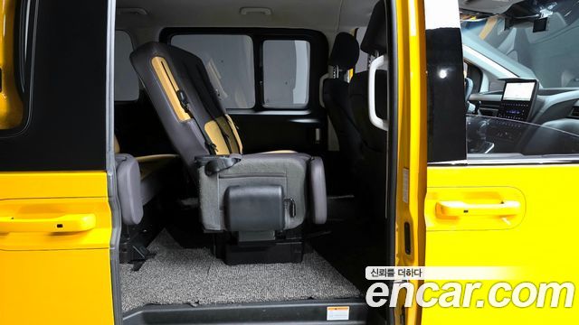 Hyundai Staria 2025 — photo 17