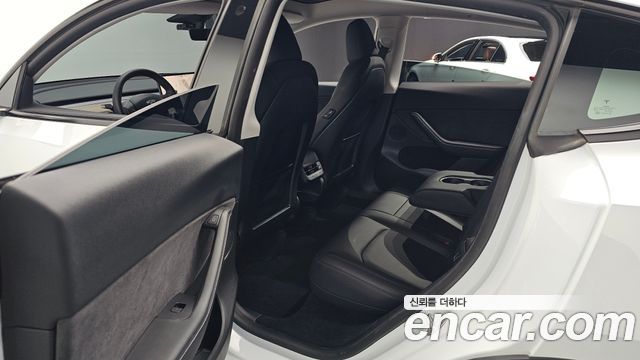Tesla Model Y 2023 — photo 17