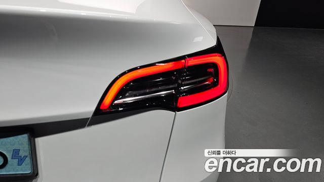 Tesla Model Y 2023 — photo 9