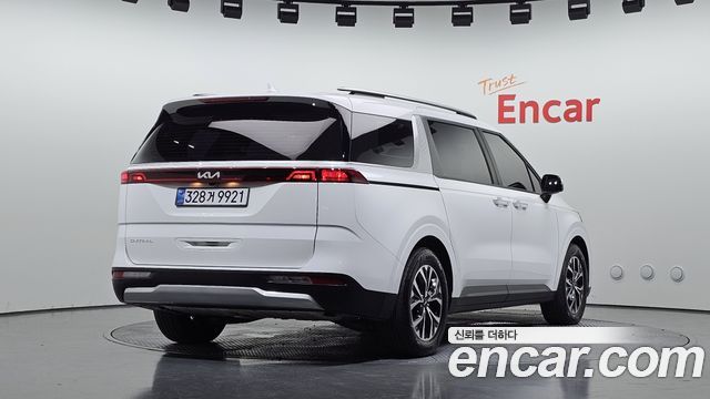 Kia Canival 2023 — photo 2