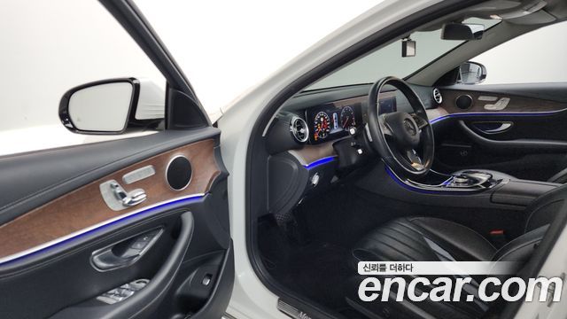 Mercedes-Benz E-Class 2017 — photo 10