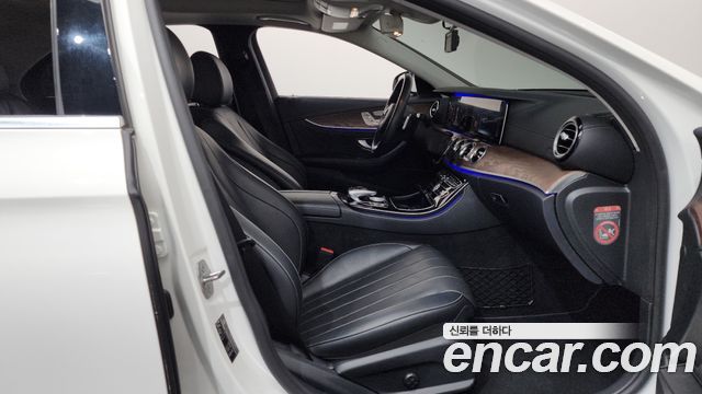 Mercedes-Benz E-Class 2017 — photo 11