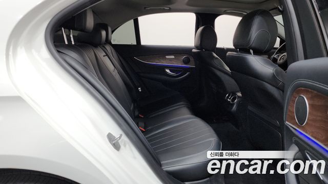Mercedes-Benz E-Class 2017 — photo 12