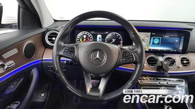 Mercedes-Benz E-Class 2017 — photo 14