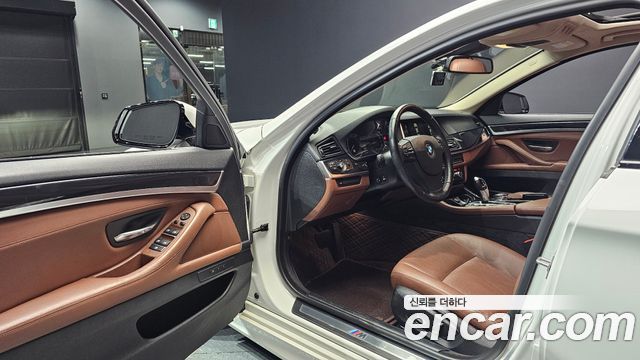 BMW 5-Series 2016 — photo 10