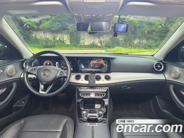 Mercedes-Benz E-Class 2017 — photo 8