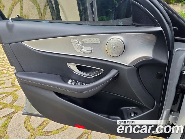 Mercedes-Benz E-Class 2017 — photo 11