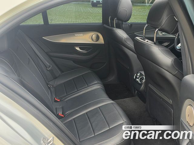 Mercedes-Benz E-Class 2017 — photo 12