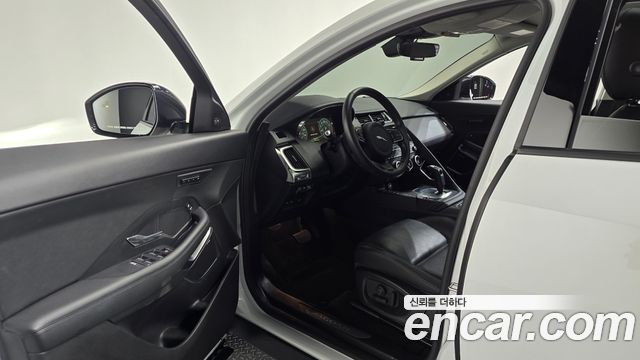 Jaguar E-PACE 2020 — photo 13