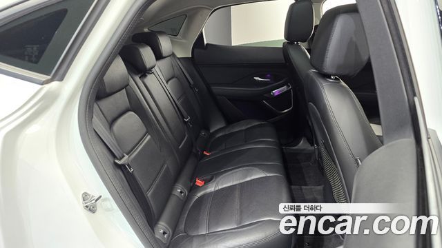 Jaguar E-PACE 2020 — photo 17