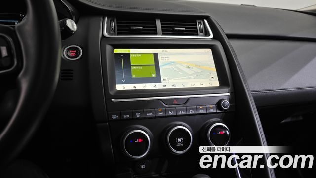 Jaguar E-PACE 2020 — photo 18