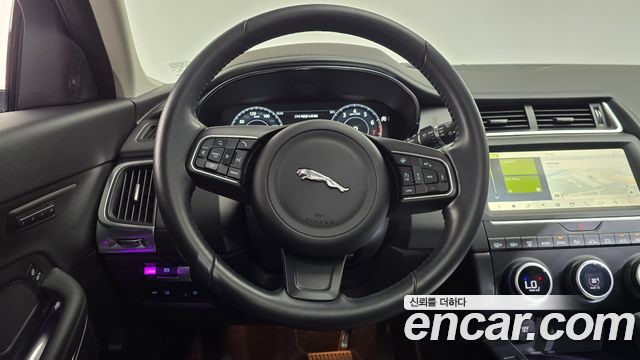 Jaguar E-PACE 2020 — photo 20