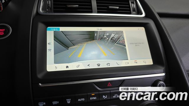 Jaguar E-PACE 2020 — photo 21