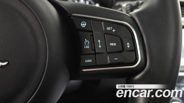 Jaguar E-PACE 2020 — photo 24