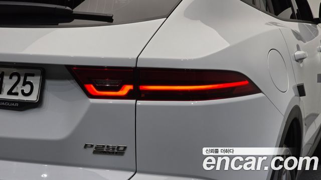Jaguar E-PACE 2020 — photo 9