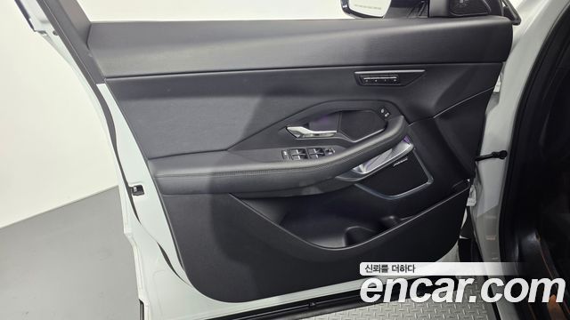 Jaguar E-PACE 2020 — photo 14