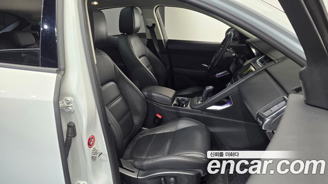 Jaguar E-PACE 2020 — photo 16
