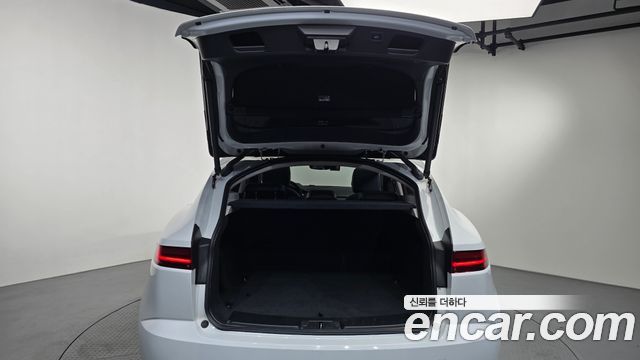 Jaguar E-PACE 2020 — photo 27
